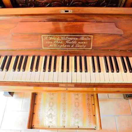 Patti Con Piscina E Camino Nelle Marche *