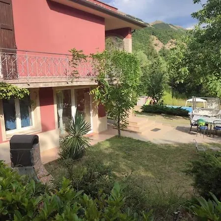Casa vacanze Patti Per Gruppi Fino A 20 Persone, Con Piscina Privata, Camino E Grande Giardino Nelle Colline Marchigiane *