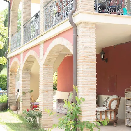 Patti Con Piscina E Camino Nelle Marche Holiday home